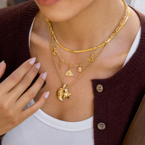 Collier Amulette en Acier Inoxydable en Gros, Breloques Symboles Baroques Plaqué Or OEM, Fournisseur de Bijoux Mystiques - Product Image 3