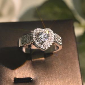 Romantische Frauen 18 Karat Weißgold plattiert funkelnden Braut ring Set herzförmigen Halo Zirkonia Verlobung sband Kupfer Schmuck Geschenk - Product Image 2