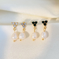 Boucles d'oreilles tendance en acier inoxydable plaqué or 18 carats avec trois diamants et perles d'eau douce, bijoux