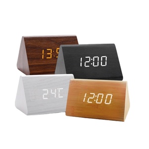 Horloges de table modernes à commande vocale, horloge numérique triangulaire personnalisée en bois avec écran LED, horloge de chevet pour la maison, fabriquée par le fabricant - Product Image 3