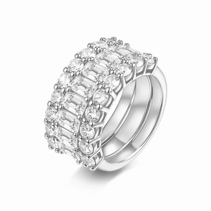 Anillo de eternidad de banda ancha de lujo en plata S925 con moissanita de corte mixto, regalo de joyería para damas para bodas y aniversarios. - Product Image 2