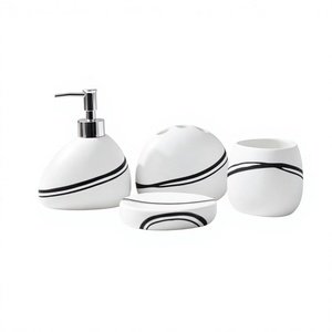 Ensemble d'accessoires <span class=keywords><strong>de</strong></span> <span class=keywords><strong>salle</strong></span> <span class=keywords><strong>de</strong></span> <span class=keywords><strong>bain</strong></span> en résine blanche moderne 4 pièces - Design minimaliste artistique avec lignes ondulées noires pour hôtel <span class=keywords><strong>de</strong></span> luxe <span class=keywords><strong>et</strong></span> décoration intérieure - Product Image 2