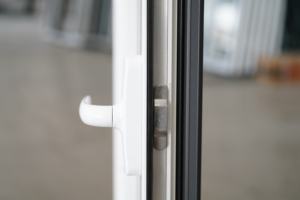 Fenêtres à battants en aluminium à <span class=keywords><strong>double</strong></span> <span class=keywords><strong>vitrage</strong></span> au design moderne, largement utilisées dans les écoles et les bâtiments commerciaux, à rupture <span class=keywords><strong>de</strong></span> pont thermique, trempées et pliantes - Product Image 2