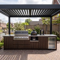 Îlot de cuisine extérieur en acier inoxydable sur mesure Hyrley, design en U en bois, avec double barbecue à gaz, évier et réfrigérateur pour pergola