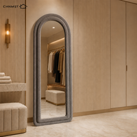 Miroir sur pied arqué en velours avec cadre en tissu flanelle, idéal pour chambre à coucher, dressing ou hôtel (vente en gros)