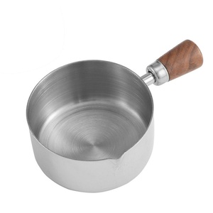 Tasse à mesurer premium avec poignée ergonomique en bois de noyer, échelle latérale en métal argenté pour café, lait et pâtisserie - Product Image 6