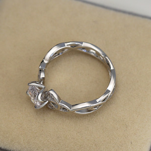 Anillo de Cristal con Patrón Calado en Tono Rosa para Mujer, Elegante Accesorio de Moda para Uso Diario y Fiestas - Product Image 3