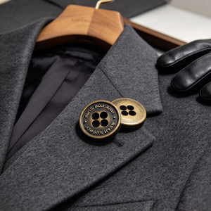 Boutons en laiton à quatre trous écologiques, avec logo gravé, pour manteaux et vêtements en laine pour hommes - Product Image 1