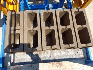 Machine de fabrication de briques creuses en ciment entièrement automatique à <span class=keywords><strong>prix</strong></span> d'usine pour pavés au Nigeria - Product Image 3