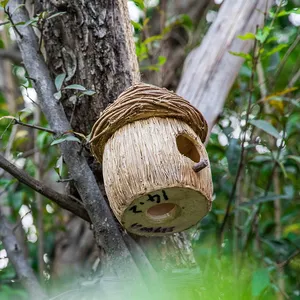 Vente chaude Creative Outdoor Garden Decor Écologique Résine Nichoir avec Arbre Suspendu Art Thème Noël Nichoir Artisanat - Product Image 4