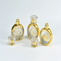 Flacon de parfum en verre premium 50 ml avec bouchon à vis, corps transparent et accents dorés, design rechargeable