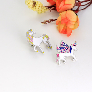 Glänzende Einhorn-Tier-Anstecknadeln aus Emaille für Jeanshemden und Taschen, Cartoon-Schmuck-Brosche für Kinder - Product Image 2