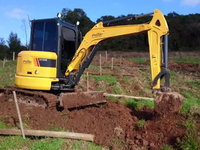 Mini-excavatrice sur chenilles compacte 9045E avec une masse de 4000 kg et une benne de 0,12 m³ pour le creusement de fossés de jardin