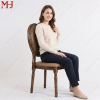 Chaise de salle à manger commerciale de luxe en aluminium avec finition grain de bois, dossier rétro décoré de rivets, portable, durable, prête pour les événements