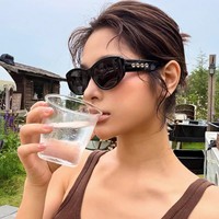Lunettes de soleil œil de chat perforées pour femmes, monture à pois, protection UV400, style rétro chic, tendance, vente en gros, logo personnalisé