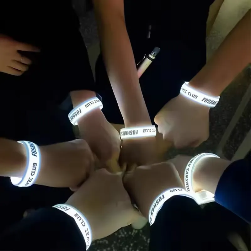 Braccialetto luminoso personalizzato In Silicone braccialetto luminoso con Logo braccialetto luminoso da polso con Logo luminoso