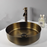 Lavabo sur pied en acier inoxydable fait main au design rustique de luxe, vasque métallique autoportante pour salle de bain d'hôtel