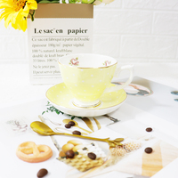Set Cangkir Kopi dan Piring Teh Keramik Mewah Kecil Ramah Lingkungan dari Fine Bone China dengan Desain Bunga Gaya Kerajaan Warna yang Dapat Disesuaikan.