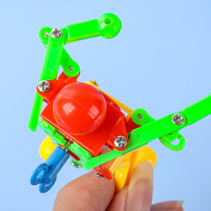 Robot de juguete retro de plástico con movimiento de cuerda, venta al por mayor, juguetes baratos para rellenar bolsas de regalo, premios para el aula - Product Image 6