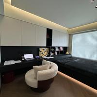 Cadre de lit encastré en bois de hêtre massif de qualité supérieure avec éclairage LED intégré et design moderne pour suites parentales de luxe