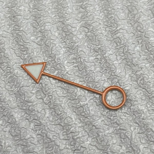 Réveil triangulaire à aiguilles couleur GMT, prix de gros - Product Image 2