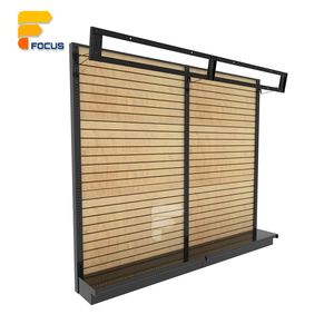 Espositore a doghe bianco con ripiani regolabili per riporre prodotti al dettaglio - Product Image 1