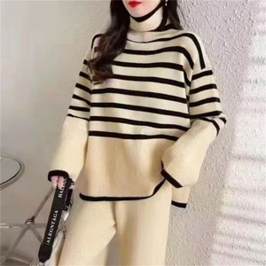 Ensemble pull et pantalon tricoté décontracté pour femme, col roulé, automne, 2 pièces, avec logo frontal, vente en gros - Product Image 6
