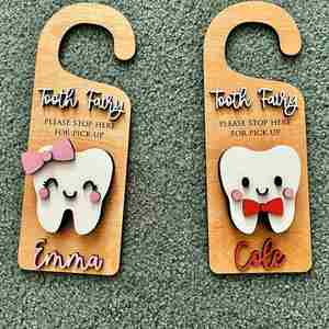 Colgador de Puerta de Madera Personalizado de Fábrica con Diseño de Hada de los Dientes y Nombre Grabado para Decoración de Habitación Infantil - Product Image 1