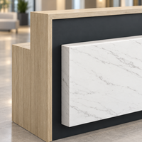 Bureau d'accueil d'entreprise moderne avec panneau frontal aspect marbre blanc et base foncée, mobilier de hall commercial pour usage de bureau moderne