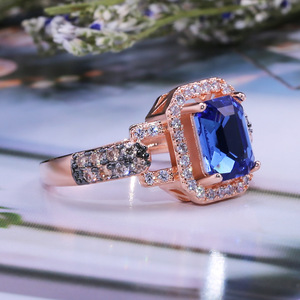 Anello di Fidanzamento Classico Bicolore con Pietra Quadrata Blu per Donne, Regalo Elegante con Design Intarsiato, Gioiello di Moda in Rame - Product Image 2