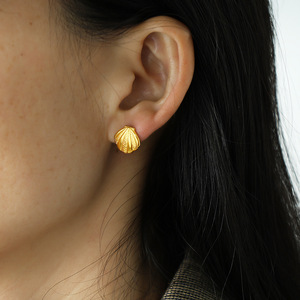 Pendientes de Concha Dorados, Par de Joyas de Moda de Estilo Retro Minimalista - Product Image 4