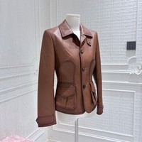 Kurze, taillierte braune Schafsleder-Damenjacke im französischen Vintage-Stil mit einzigartigen Taschen für den urbanen Alltag