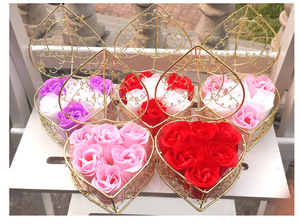 Set Regalo San Valentino Esclusivo con 6 Fiori di Sapone Conservati in Scatola, Vendita Calda per San Valentino - Product Image 4