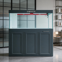 Aquarium vertical sur mesure, aquarium de luxe moderne en verre avec texture marbrée pour une décoration intérieure écologique
