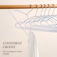 Cintres en métal revêtus de PVC aux couleurs macaron, avec encoches antidérapantes, design peu encombrant, cintres fins pour boutique et maison