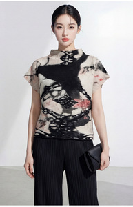 Blusa de Manga Corta con Cuello Alto y Estampado Geométrico Estilo Coreano PY, Ajustada y Plisada, 100% Poliéster, Venta al Por Mayor - Product Image 3