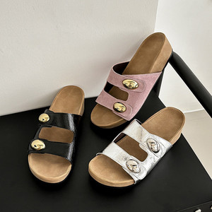 Sandalias casuales de mujer con hebilla metálica hueca, suela gruesa, doble fila de botones y punta redonda - Product Image 4