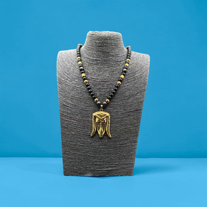 Collana con perline in legno, turchese e ematite nera naturale da 10 mm, con ciondolo in lega a forma di maschera tribale africana, stile boho - Product Image 2