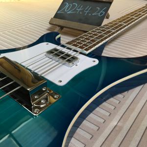 جيتار باس كهربائي 4 أوتار، جسم أزرق، رقبة من خشب القيقب، طراز 4003، للاستخدام باليد اليسرى، واقي أبيض، أجزاء كروم. - Product Image 3