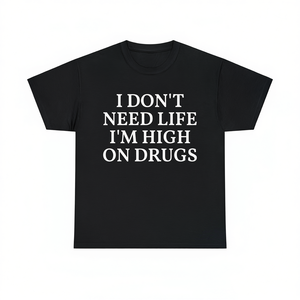 T-shirt 'Non ho bisogno della vita, sono drogato' - Maglietta divertente e sarcastica con meme, abbigliamento da rave - Product Image 2