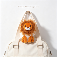 Breloques en peluche lion assis personnalisées en gros, design de dessin animé, pendentifs en peluche lion sur mesure, breloques en peluche lion de taille personnalisée