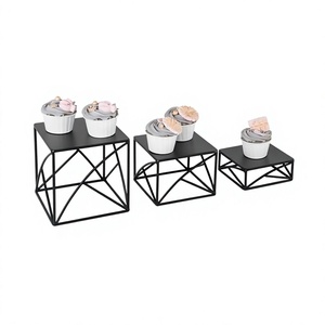 Ensemble de trois supports à buffet en métal noir de différentes tailles, supports à gâteaux de haute qualité - Product Image 1