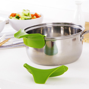 Entonnoir à liquide antiadhésif écologique sans BPA, compatible avec toutes les casseroles et bols, gadget de cuisine <span class=keywords><strong>en</strong></span> silicone vert, passe au lave-vaisselle, au micro-ondes et au four - Product Image 1
