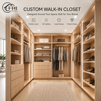 Armoire sur mesure de style italien avec éclairage à capteur, portes vitrées, tiroir à bijoux et coiffeuse