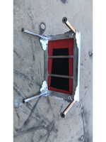 Table d'équilibre acrobatique à cadre argenté avec plateau rouge pour performance de contorsion en acrobatie circulaire