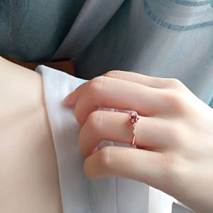 แหวนเงินแท้ 925 ชุบโรเดียม ประดับพลอยทับทิม CZ ทรงเหลี่ยมเล็ก รูปทรงข้าวหลามตัด ได้รับการรับรองจาก IGI เหมาะสำหรับงานแต่งงานและงานปาร์ตี้ - Product Image 3