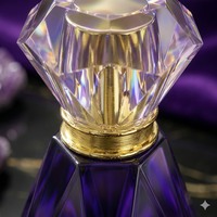 Flacon de parfum élégant carré de 50 ml en verre facetté avec finition irisée, bouchon doré, pulvérisateur à pompe, emballé dans un carton sérigraphié