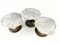 Table d'appoint artisanale en onyx blanc et agate, bord naturel irrégulier, pierre translucide, base métallique pour hôtel, villa, salon
