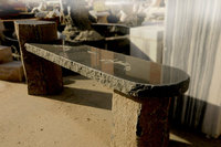 Banc en pierre de basalte personnalisable, durable, moderne et écologique pour la décoration des cours, des parcs extérieurs, des villas, des jardins et des hôtels.