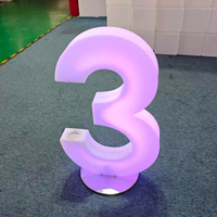 Lampe décorative extérieure moderne à LED numérique alimentée par batterie pour mariage, fête, événement, banquet